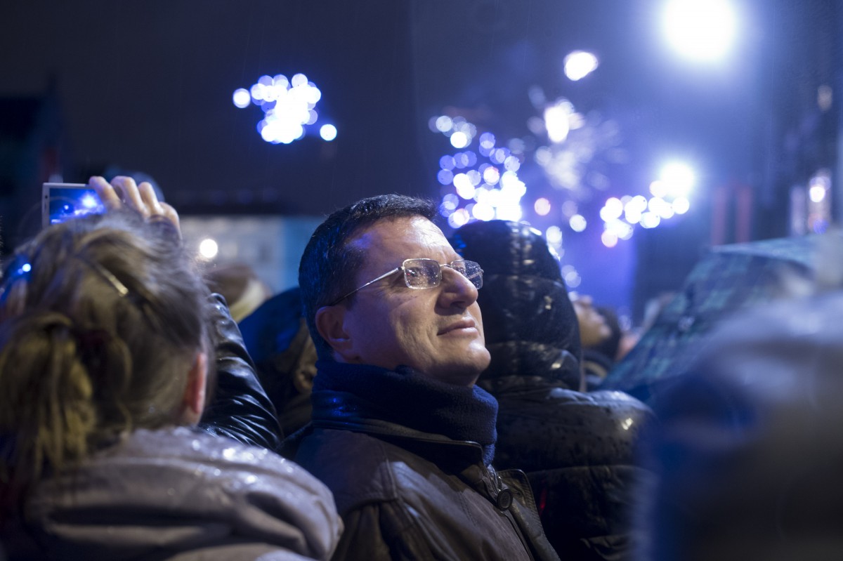Mensen kijken naar vuurwerk