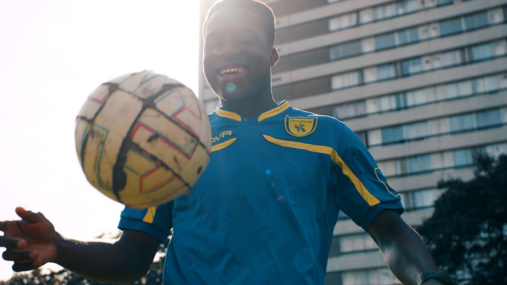 een man speelt met een voetbal