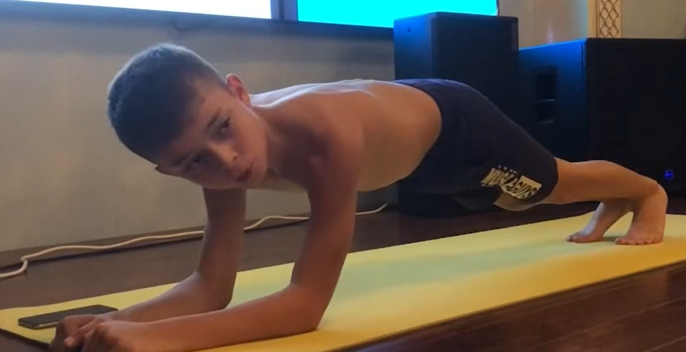 Abdul-Rakhim doet aan planking