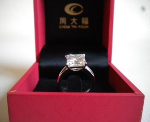 een ring met een diamant