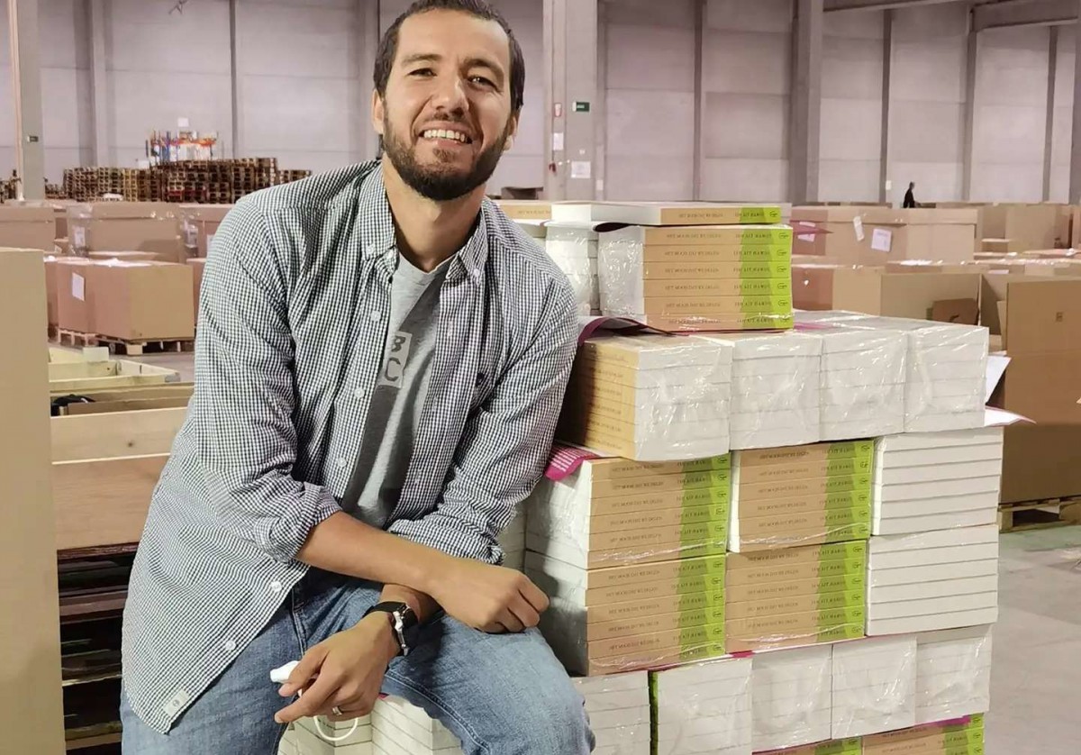Ish Ait Hamou op een stapel van zijn boeken