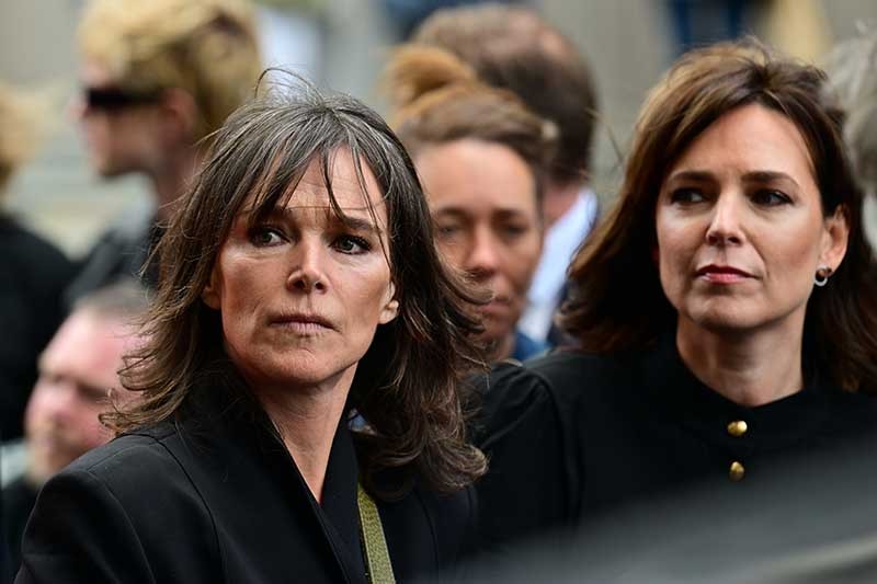 Pascale Naessens (links op de foto)