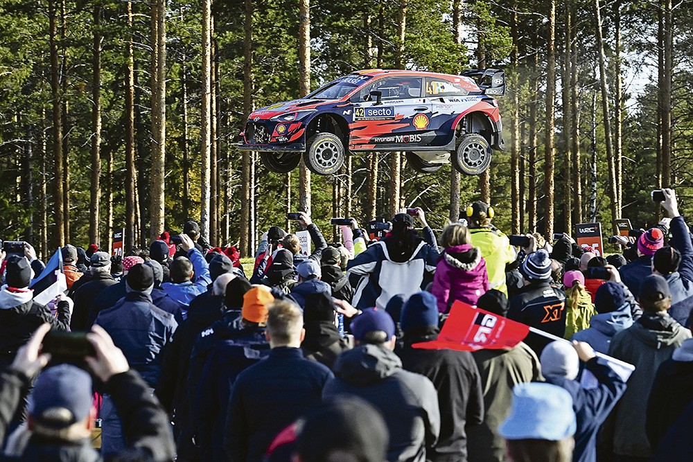 rally auto in de lucht
