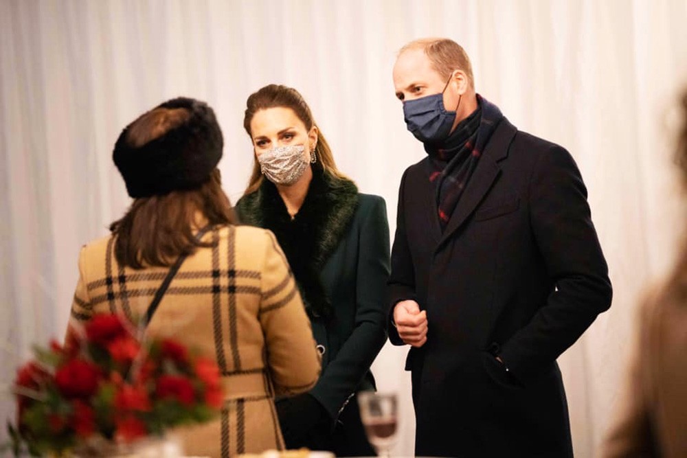 Kate Middleton (met zwarte jas)