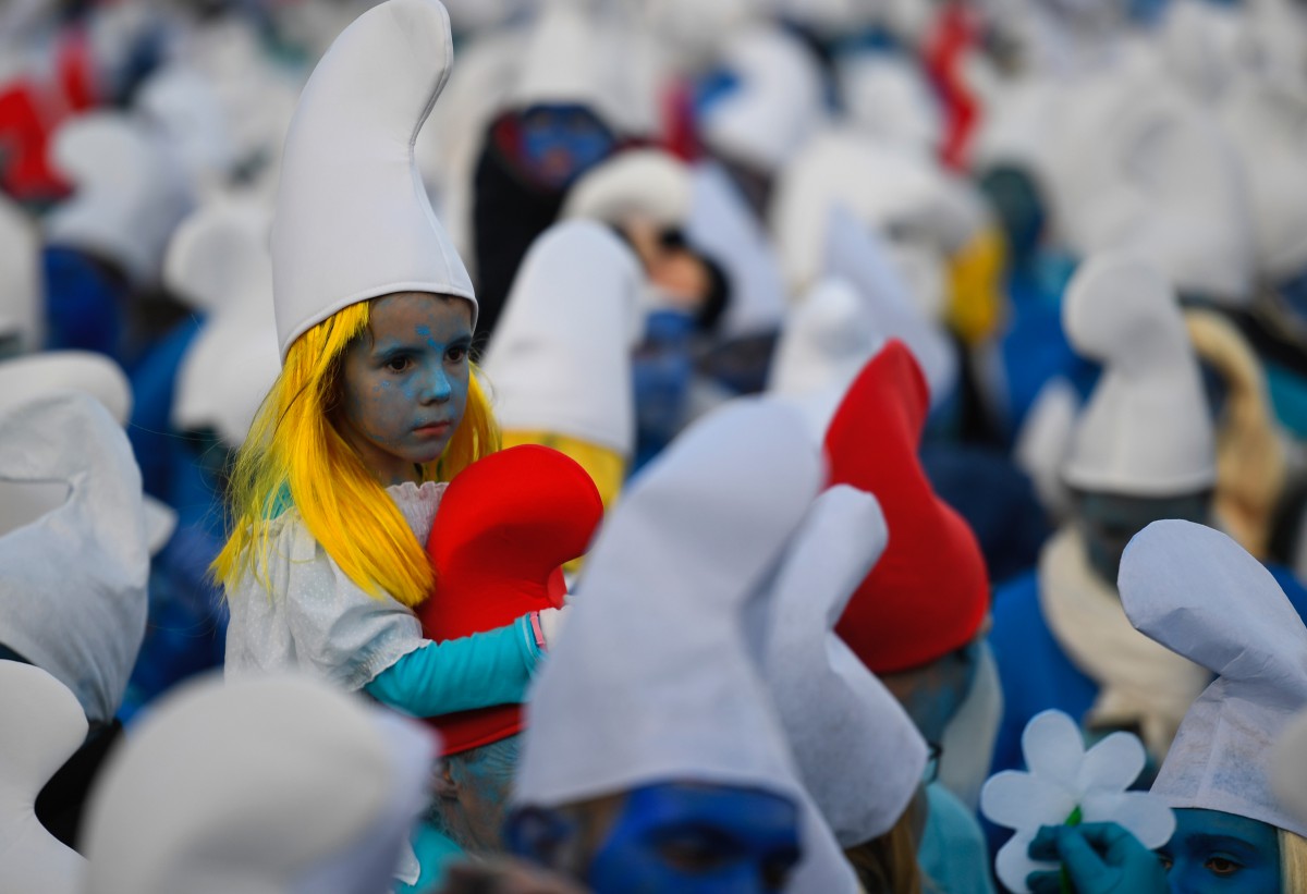 mensen verkleed als smurfen