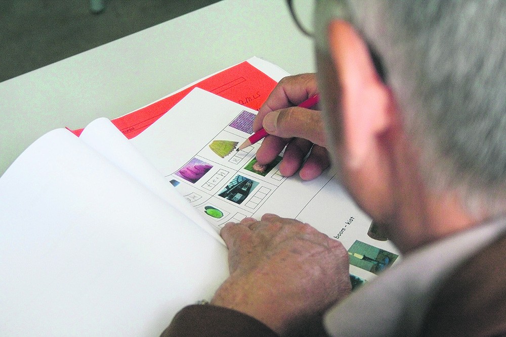 iemand leert Nederlands schrijven