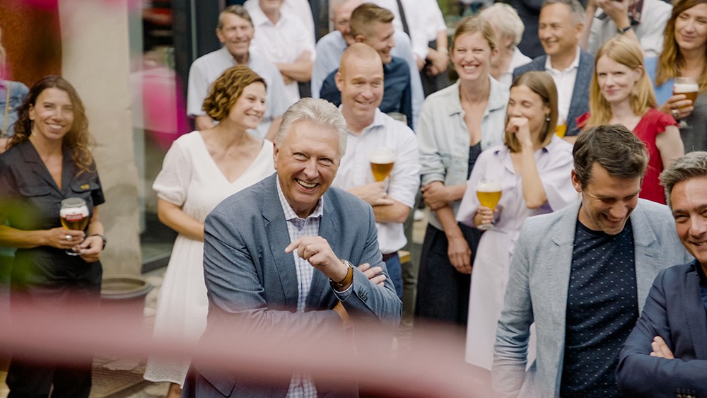 Dany Verstraeten (in het grijze pak)