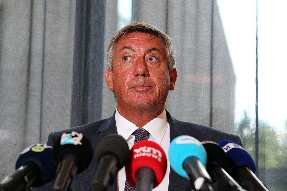 Jan Jambon met microfoons van de media
