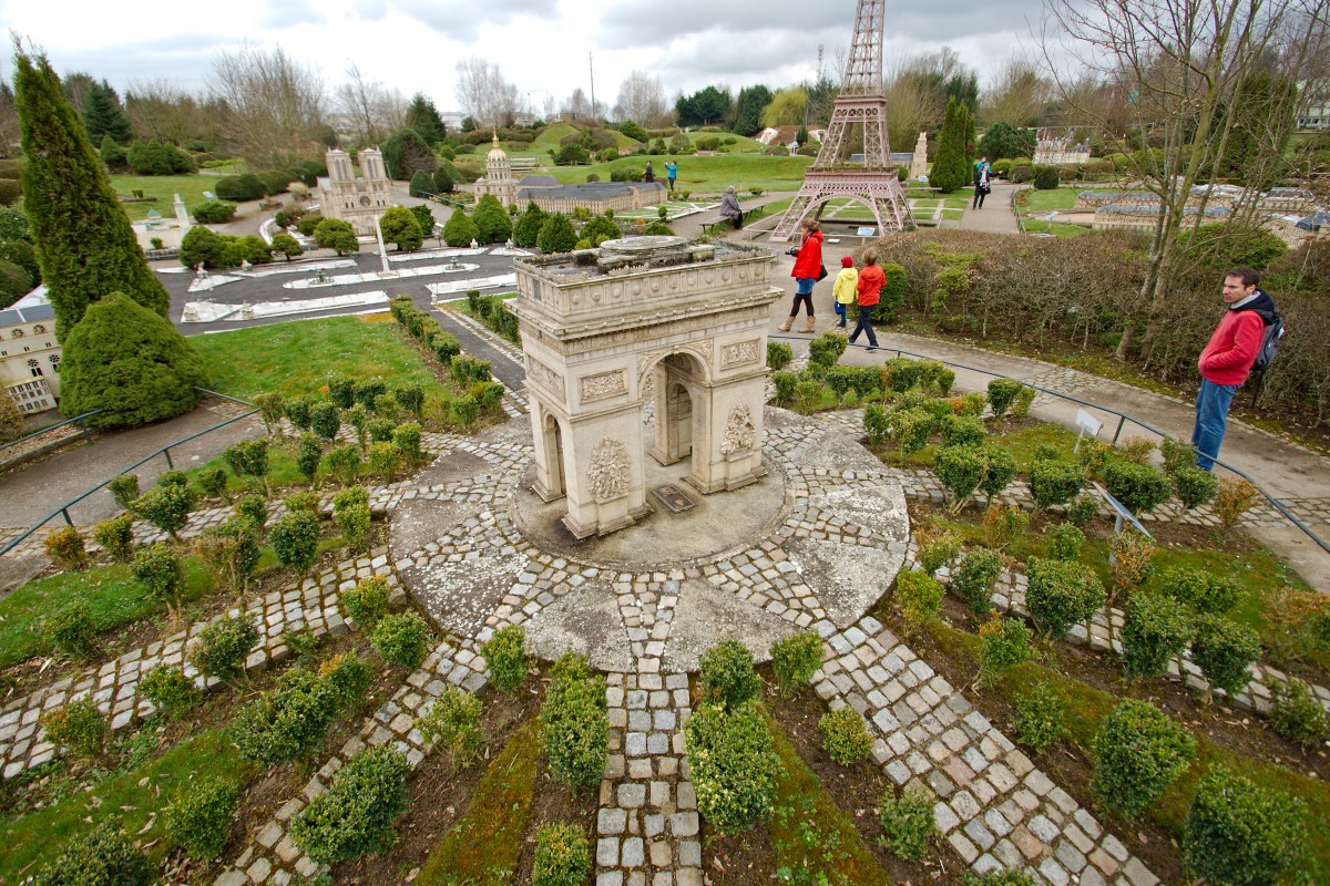 Mensen bij een monument in Mini-Europa