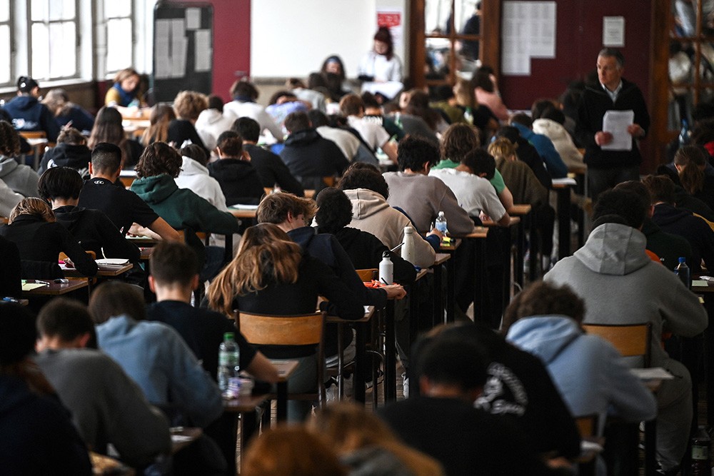 leerlingen in een zaal