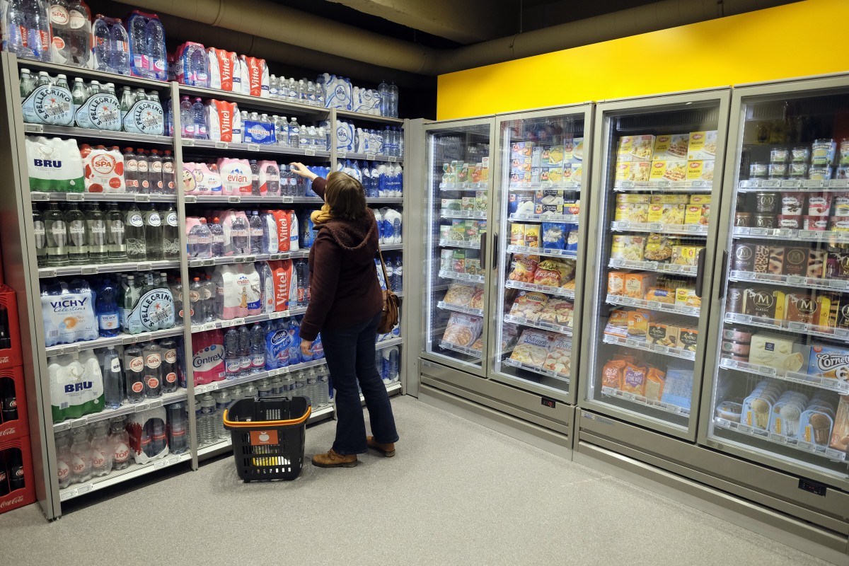 een persoon in de supermarkt