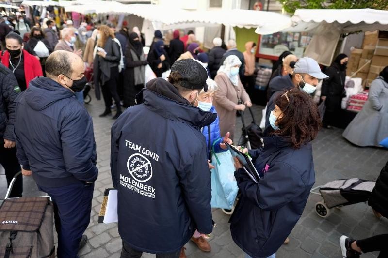 mensen op de markt van Molenbeek
