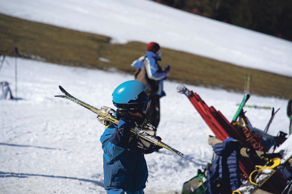 een kind met skis