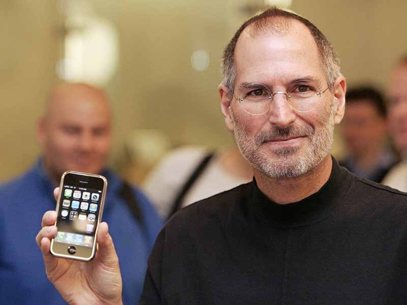 Steve Jobs toont de eerste Iphone