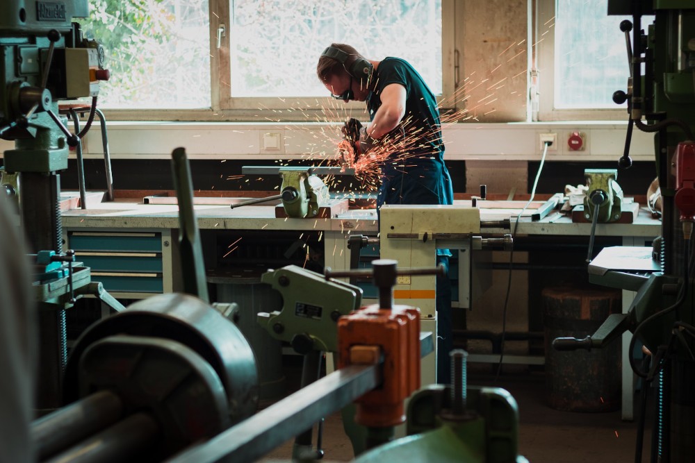 Man werkt met machine
