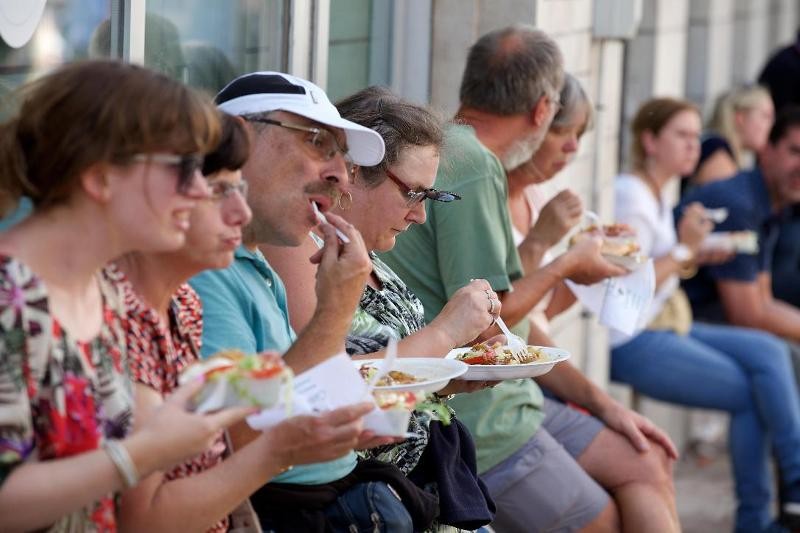 mensen eten op de Gentse Feesten