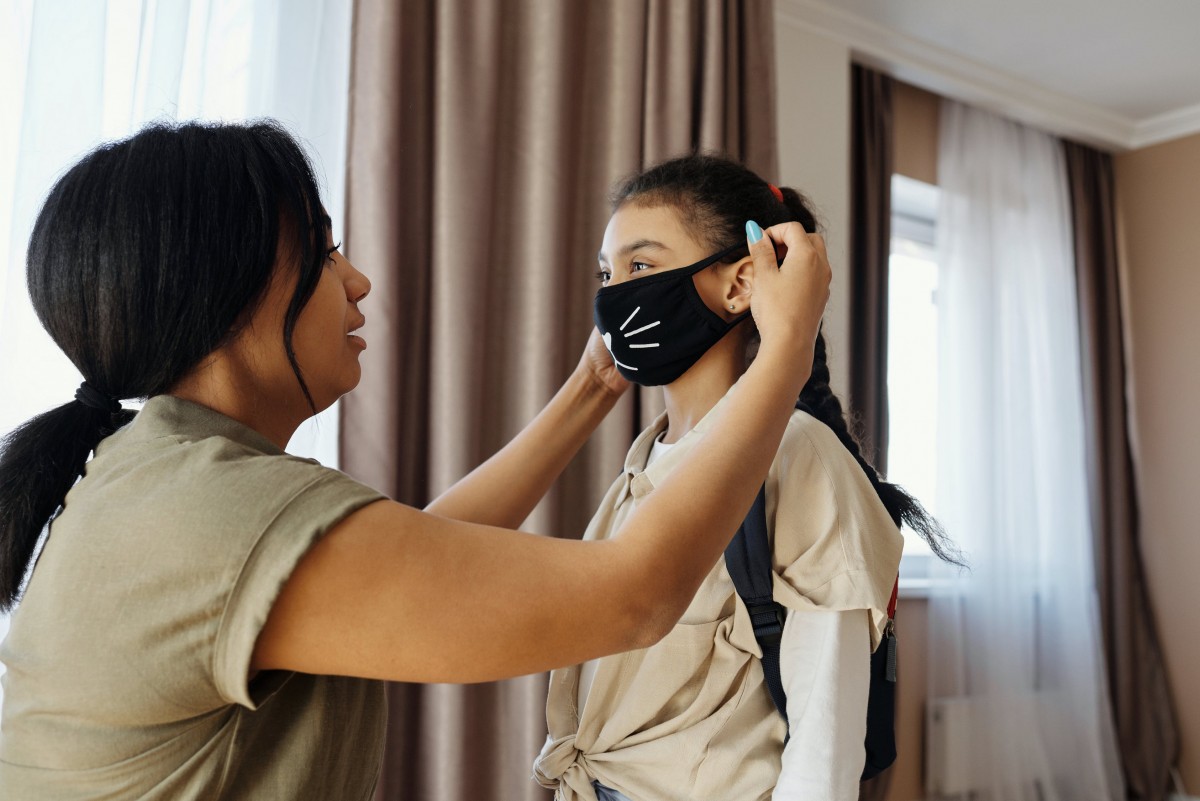 meisje met een mondmasker