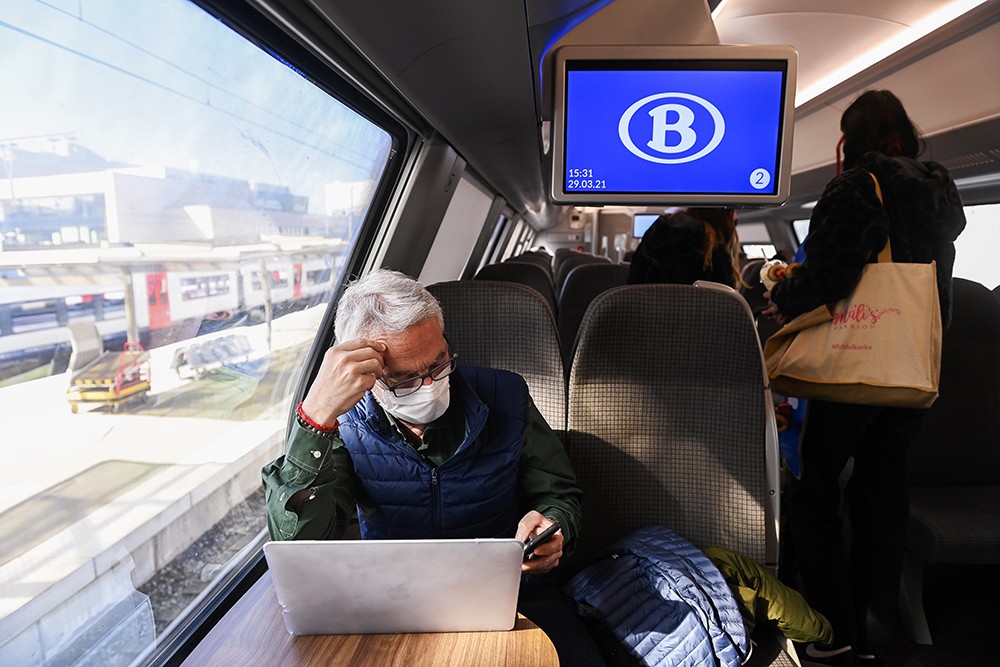 een man werkt op de trein