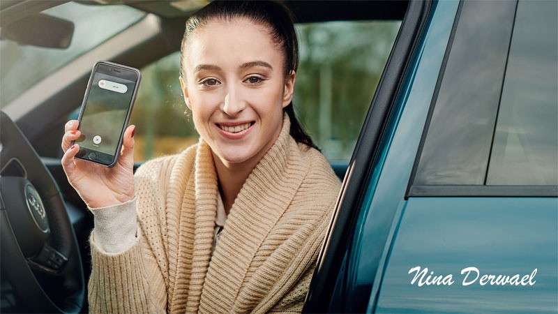 Nina Derwael met haar telefoon