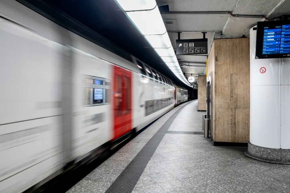 een trein rijdt voorbij