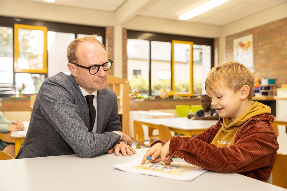 Minister Ben Weyts en een kleuter