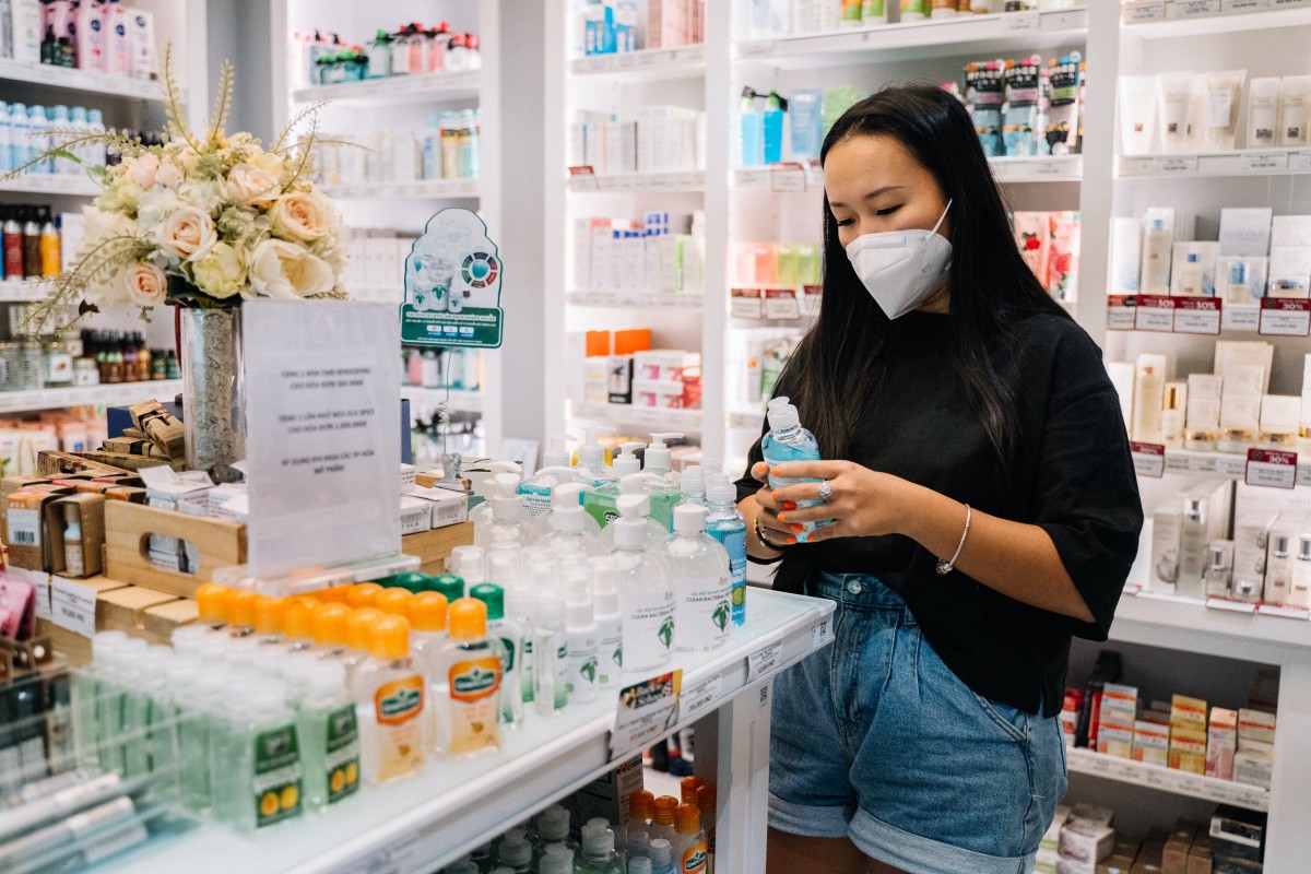 een vrouw in een apotheek