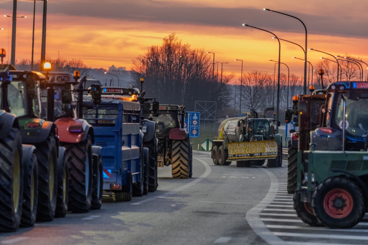 boeren met tractors