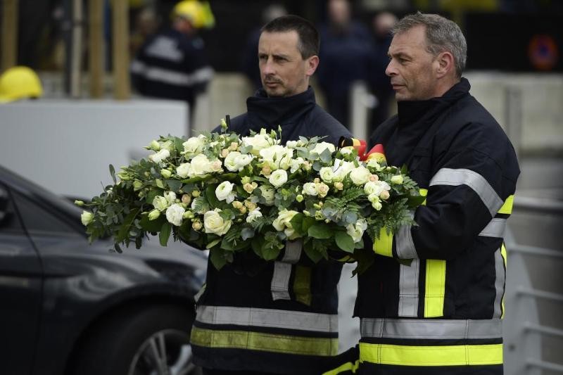 brandweermannen brengen bloemen