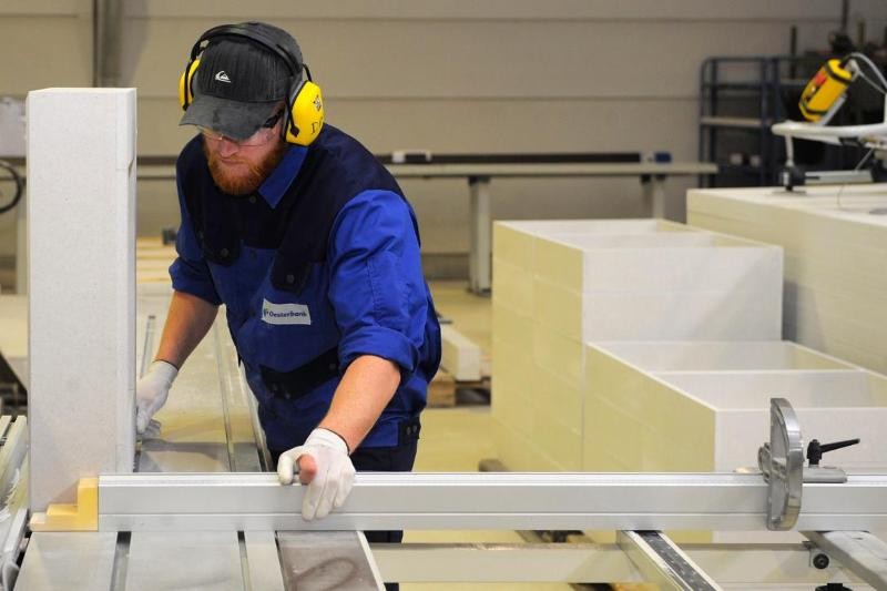 een man is aan het werk met grote materialen