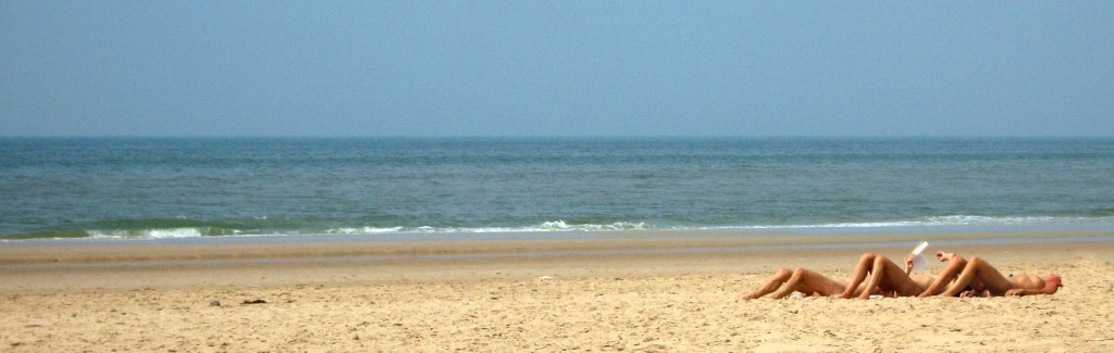 een naaktstrand met twee mensen