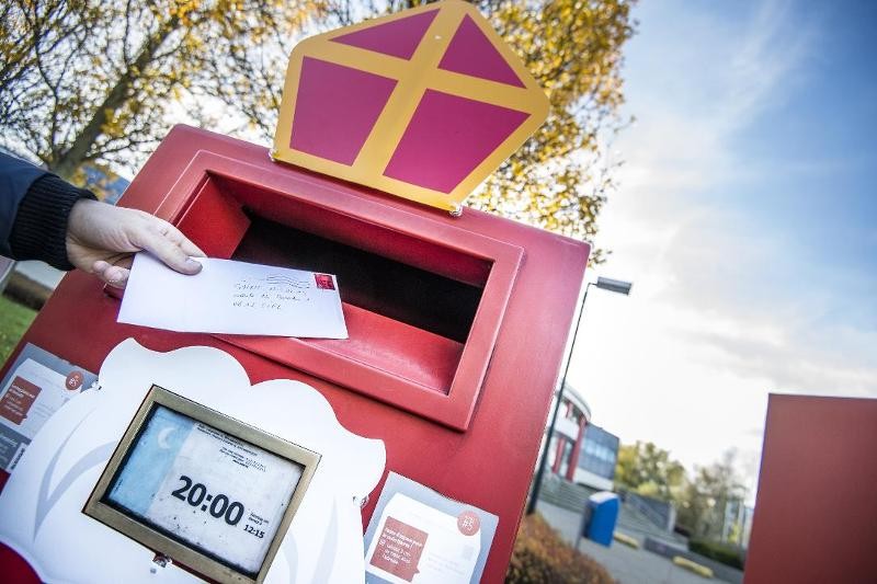 Postbus met hoed en baard