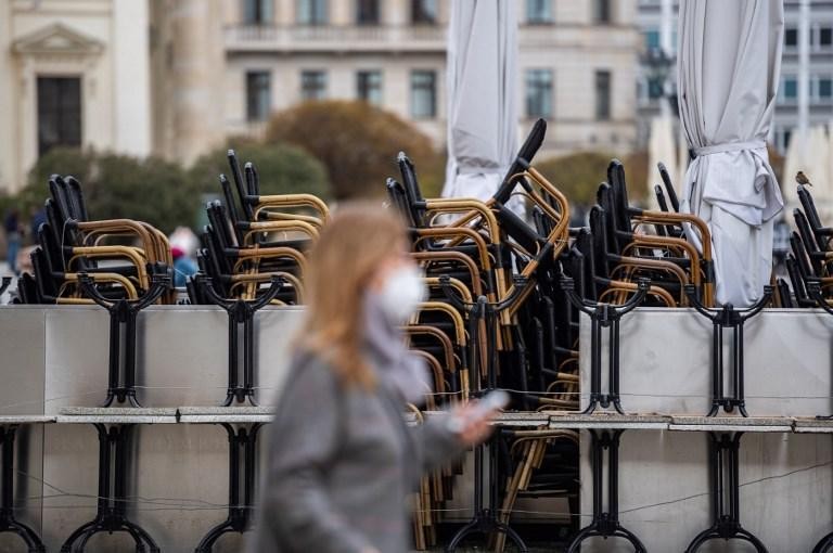 stoelen op een stapel