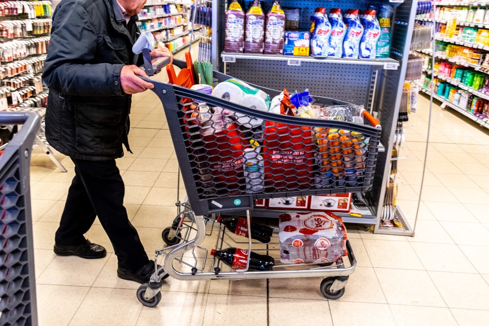 een persoon met een kar in de winkel