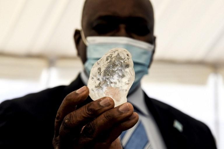 president van Botswana met grote diamant