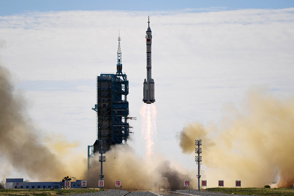 een raket van China vertrekt