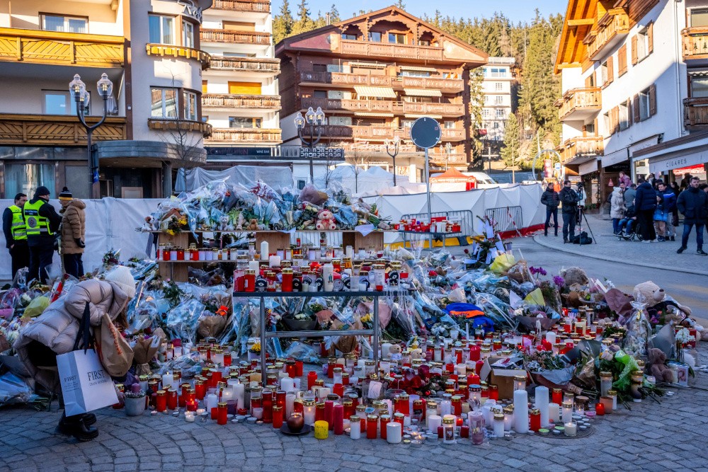 kaarsen en bloemen herdenken slachtoffers in Crans-Montana