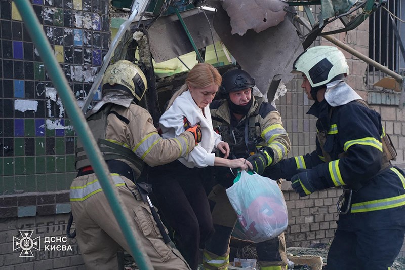 Redders helpen gewonden in Kiev in Oekraïne. Foto AFP