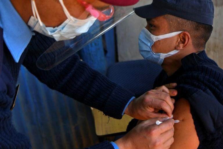 Een persoon in Nepal krijgt een prik