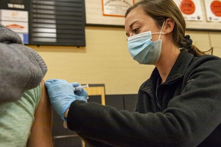 een Amerikaanse geeft een vaccin