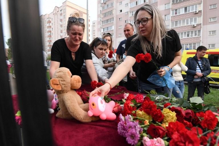 mensen rouwen in Rusland