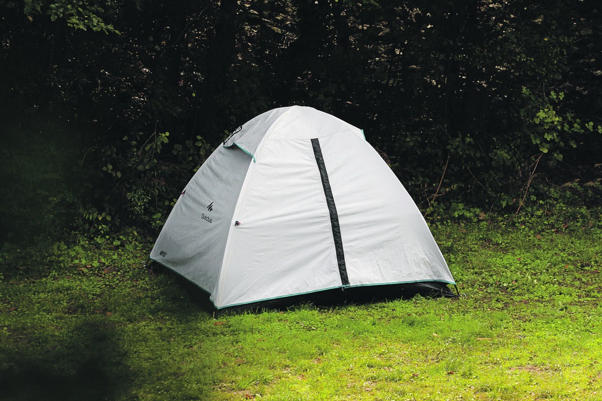 een tent in de tuin