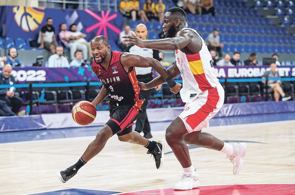 een speler van de Belgian Lions, in zwart-rood truitje