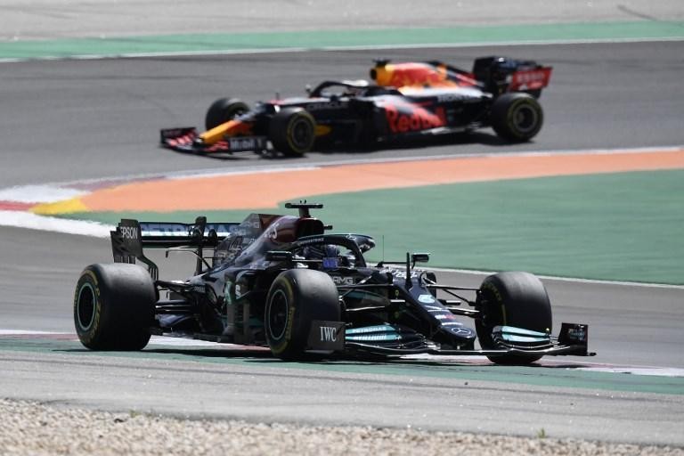 Hamilton (vooraan) en Verstappen (achteraan)