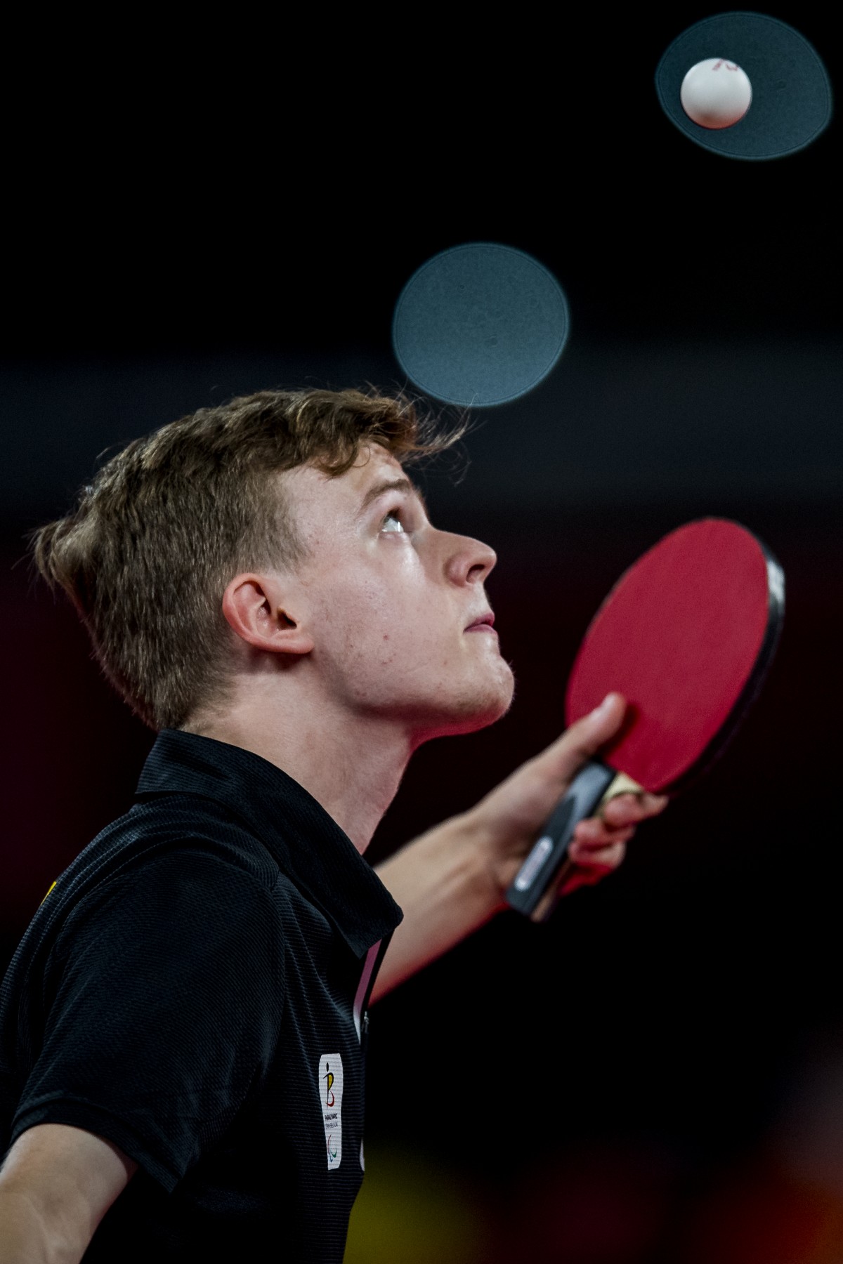 Laurens Devos speelt Tafeltennis