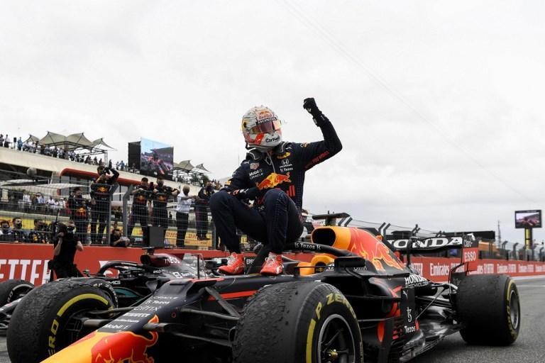 Max Verstappen op zijn wagen