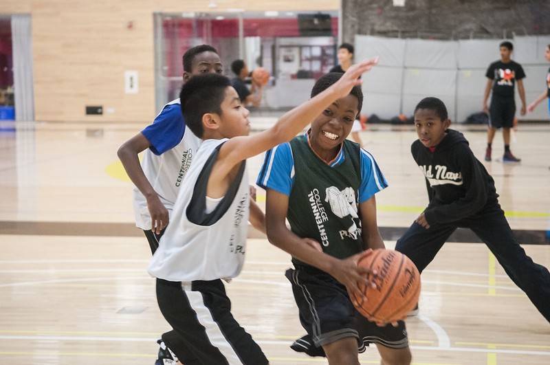 kinderen spelen basketbal