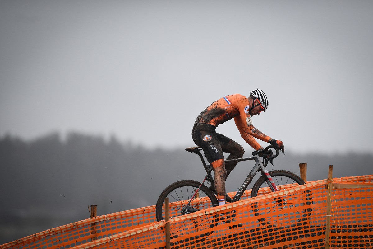 Mathieu van der Poel rijdt alleen weg