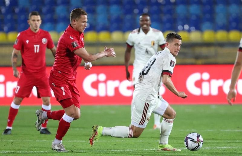 Dennis Praet (in het wit) met de bal