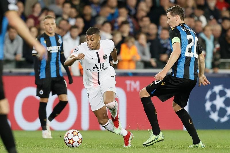 Brugge (blauw) tegen PSG (wit)