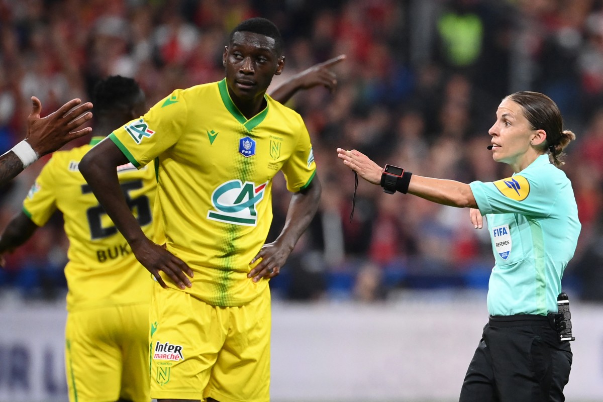 een vrouwelijke scheidsrechter tijdens een Franse wedstrijd voetbal